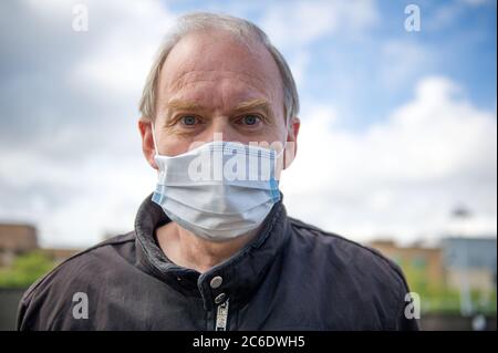 Stirling, Schottland, Großbritannien. Juli 2020. Sean Clerkin (heute Morgen in Glasgow vor der schottischen Grenze) ist im Namen von Action for Scotland hier, um zu protestieren, dass Schottland eine echte Grenze hat und eine eigene Kultur, Sprache und Geschichte hat. Sie fordern, dass alle nicht notwendigen Reisen von England aus über die Grenze gestoppt werden, weil das Coronavirus (COVID19) in England fünfmal höher ist als in Schottland. Es geht um die öffentliche Gesundheit und sonst nichts. Quelle: Colin Fisher/Alamy Live News Stockfoto