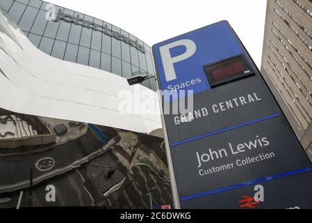 Birmingham, West Midlands, 9. Juli 2020. John Lewis hat angekündigt, dass acht Geschäfte nicht wieder eröffnet werden, darunter auch der Grand Central-Flagship-Store in Birmingham, der erst im September 2015 im Rahmen einer großen Umgestaltung der New Street Station in Höhe von 600 Millionen Pfund eröffnet wurde. Das Geschäft wurde als großer Erfolg im JL-Geschäft angesehen. Quelle: Stop Press Media/Alamy Live News Stockfoto