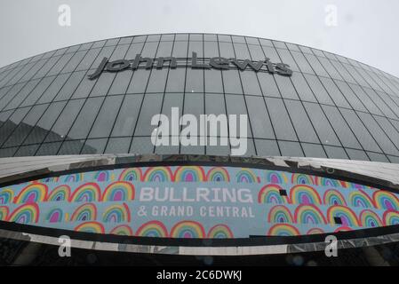 Birmingham, West Midlands, 9. Juli 2020. John Lewis hat angekündigt, dass acht Geschäfte nicht wieder eröffnet werden, darunter auch der Grand Central-Flagship-Store in Birmingham, der erst im September 2015 im Rahmen einer großen Umgestaltung der New Street Station in Höhe von 600 Millionen Pfund eröffnet wurde. Das Geschäft wurde als großer Erfolg im JL-Geschäft angesehen. Quelle: Stop Press Media/Alamy Live News Stockfoto