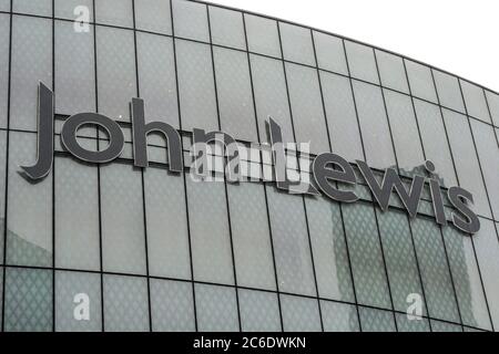 Birmingham, West Midlands, 9. Juli 2020. John Lewis hat angekündigt, dass acht Geschäfte nicht wieder eröffnet werden, darunter auch der Grand Central-Flagship-Store in Birmingham, der erst im September 2015 im Rahmen einer großen Umgestaltung der New Street Station in Höhe von 600 Millionen Pfund eröffnet wurde. Das Geschäft wurde als großer Erfolg im JL-Geschäft angesehen. Quelle: Stop Press Media/Alamy Live News Stockfoto