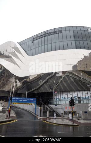 Birmingham, West Midlands, 9. Juli 2020. John Lewis hat angekündigt, dass acht Geschäfte nicht wieder eröffnet werden, darunter auch der Grand Central-Flagship-Store in Birmingham, der erst im September 2015 im Rahmen einer großen Umgestaltung der New Street Station in Höhe von 600 Millionen Pfund eröffnet wurde. Das Geschäft wurde als großer Erfolg im JL-Geschäft angesehen. Quelle: Stop Press Media/Alamy Live News Stockfoto