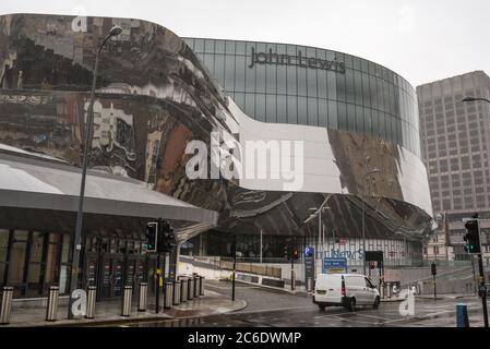 Birmingham, West Midlands, 9. Juli 2020. John Lewis hat angekündigt, dass acht Geschäfte nicht wieder eröffnet werden, darunter auch der Grand Central-Flagship-Store in Birmingham, der erst im September 2015 im Rahmen einer großen Umgestaltung der New Street Station in Höhe von 600 Millionen Pfund eröffnet wurde. Das Geschäft wurde als großer Erfolg im JL-Geschäft angesehen. Quelle: Stop Press Media/Alamy Live News Stockfoto