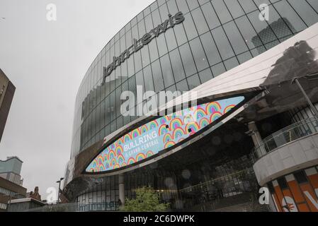 Birmingham, West Midlands, 9. Juli 2020. John Lewis hat angekündigt, dass acht Geschäfte nicht wieder eröffnet werden, darunter auch der Grand Central-Flagship-Store in Birmingham, der erst im September 2015 im Rahmen einer großen Umgestaltung der New Street Station in Höhe von 600 Millionen Pfund eröffnet wurde. Das Geschäft wurde als großer Erfolg im JL-Geschäft angesehen. Quelle: Stop Press Media/Alamy Live News Stockfoto