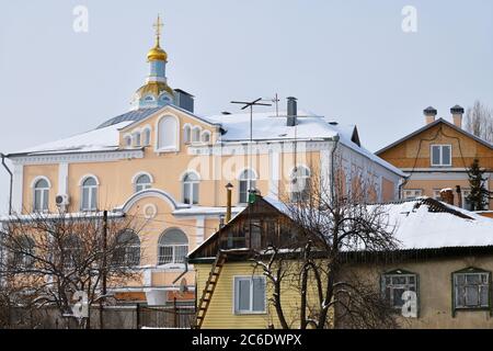 Russische traditionelle Architektur im Winter. Aleksejew Akatow-Kloster auf dem Hintergrund, Woronesch, Russland Stockfoto