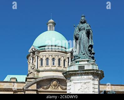 Statue von Königin Victoria und die Kuppel des Rathauses, in Queen Victoria Square, Hull, Humberside, East Yorkshire, England Großbritannien Stockfoto
