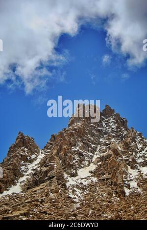 Landschaftlich schöne Aussicht auf die Berge in ladakh mit einem blauen Himmel und Wolken darüber. Stockfoto