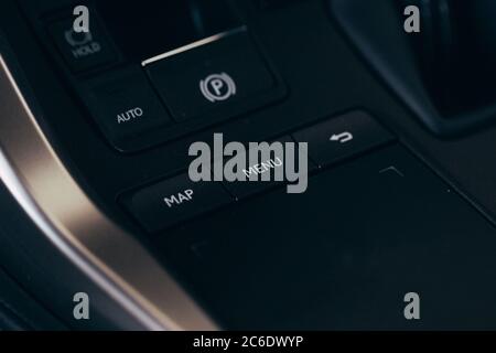 Auto Interieur - Geräte, das Konzept der Fahrt modernen Auto Interieur Details Taste Stockfoto