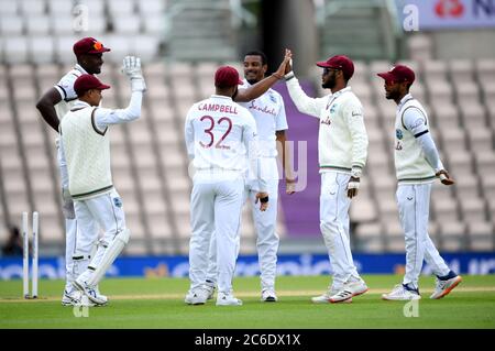 Shannon Gabriel von West Indies (Mitte) feiert mit seinen Teamkollegen, nachdem er am zweiten Tag der Test Series im Ageas Bowl in Southampton das Dickicht von Joe Denly aus England genommen hat. Stockfoto