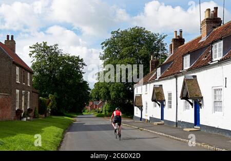 Unterkunft - und Radfahrer - in dem Landgut Dorf von South Dalton, East Yorkshire, England Großbritannien Stockfoto