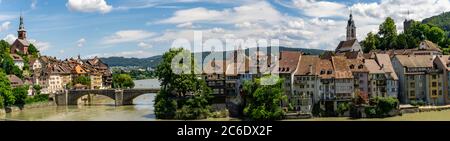 Laufenburg, AG / Schweiz - 4. Juli 2020: Panoramablick auf die idyllische Grenzstadt Laufenburg am Rhein in der Nordschweiz Stockfoto