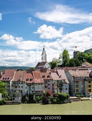 Laufenburg, AG / Schweiz - 4. Juli 2020: Blick auf die idyllische Grenzstadt Laufenburg am Rhein in der Nordschweiz Stockfoto