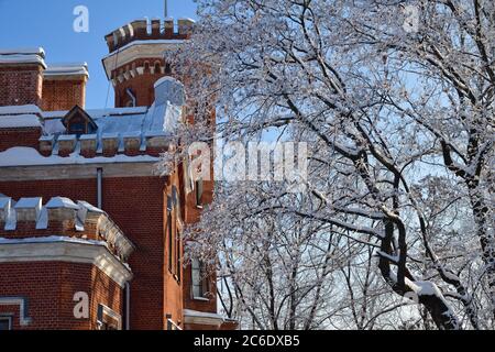 Neogothic Oldenburger Schloss im Winterpark, Romon, Woronezh, Russland Stockfoto