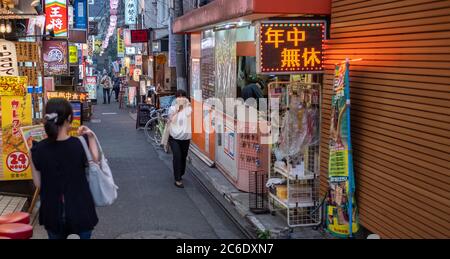 Die Menschen in Sangenjaya Nachbarschaft Old-School-Gassen oder yokocho mit winzigen Restaurants, Pubs und Geschäfte gefüllt, Tokio, Japan in der Dämmerung. Stockfoto