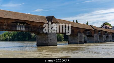 Bad Säckingen, BW - 4. Juli 2020: Blick auf die historische 13. Überdachte Holzbrücke in Bad Säckingen über den Rhein Stockfoto