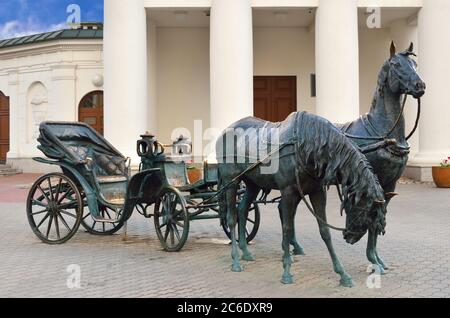 MINSK, WEISSRUSSLAND - 2. MAI 2016: Historisches Zentrum (Nemiga) in Minsk. Skulptur "Governor's Carriage" vor dem Rathaus Stockfoto