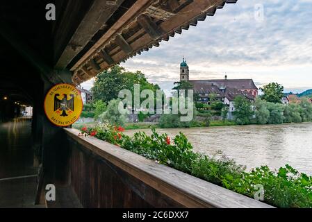 Bad Säckingen, BW - 4. Juli 2020: Über die historische überdachte Woddenbrücke nach Deutschland mit Bad Säckingen und Dom dahinter Stockfoto