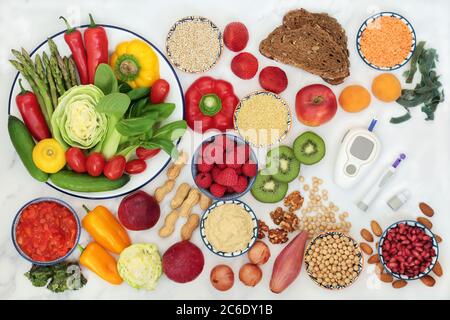 Niedrig glykämische Lebensmittel für Diabetiker mit Blutzucker-Testgerät und Lanze. Gesunde Lebensmittel unter 55 auf dem GI-Index. Stockfoto