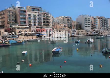 Spinola Bay in San Giljan, Malta. Stockfoto