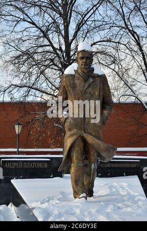 Woronesch, Russland - 06. Januar 2019: Denkmal für Andrei Platonow in Woronesch. Platonow ein sowjetischer russischer Schriftsteller, Philosoph, Dramatiker und Dichter, Wer Stockfoto