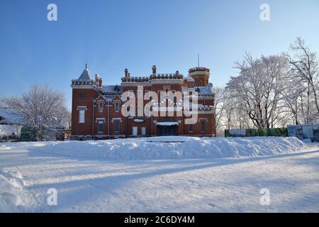 Ramon, Russland - 7. Jan 2019: Neogothic Oldenburger Schloss im Winterpark, Voronesch, Russland Stockfoto