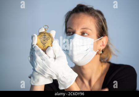 Ein Mitarbeiter von Sotheby hält die Tourbillion von König George III., die im Sotheby's im Zentrum von London vor dem Verkauf durch das Auktionshaus während der Auktion Collection of a Connoisseur am 4. Juli zu sehen ist. Stockfoto