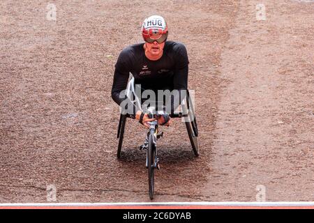 Marcel Eric Hug, Schweizer Rollstuhlfahrer, gewinnt die Silbermedaille beim Männer-Rollstuhlrennen beim Virgin London Marathon 2019, England, UK Stockfoto