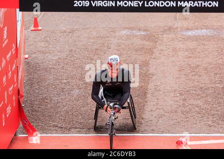 Marcel Eric Hug, Schweizer Rollstuhlfahrer, gewinnt die Silbermedaille beim Männer-Rollstuhlrennen beim Virgin London Marathon 2019, England, UK Stockfoto