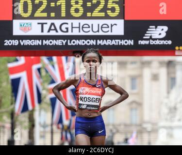 Brigid Kosgei, Kenia, gewinnt das Elite-Rennen der Frauen beim Virgin Money London Marathon2019, London, Großbritannien Stockfoto