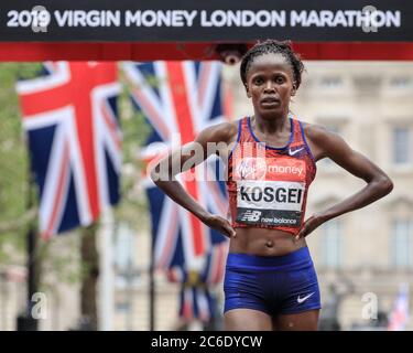 Brigid Kosgei, Kenia, gewinnt das Elite-Rennen der Frauen beim Virgin Money London Marathon2019, London, Großbritannien Stockfoto