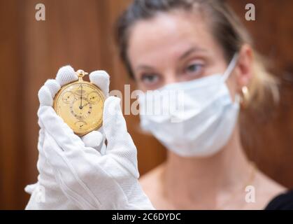 Ein Mitarbeiter von Sotheby hält die Tourbillion von König George III., die im Sotheby's im Zentrum von London vor dem Verkauf durch das Auktionshaus während der Auktion Collection of a Connoisseur am 4. Juli zu sehen ist. Stockfoto