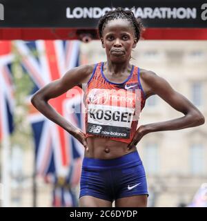 Brigid Kosgei, Kenia, gewinnt das Elite-Rennen der Frauen beim Virgin Money London Marathon2019, London, Großbritannien Stockfoto