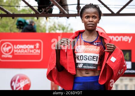 Brigid Kosgei, Kenia, gewinnt das Elite-Rennen der Frauen beim Virgin Money London Marathon2019, London, Großbritannien Stockfoto