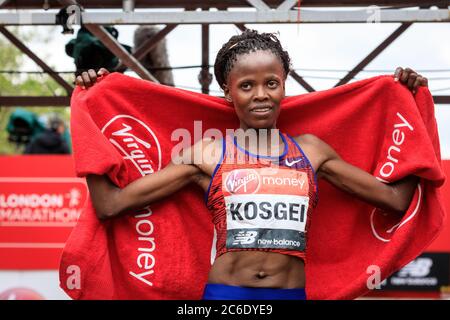 Brigid Kosgei, Kenia, gewinnt das Elite-Rennen der Frauen beim Virgin Money London Marathon2019, London, Großbritannien Stockfoto