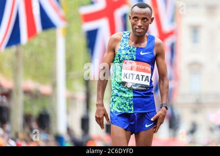 Shura Kitata Tola, Äthiopien, beim Virgin Money London Marathon 2019 Stockfoto
