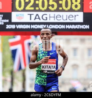 Shura Kitata Tola, Äthiopien, beim Virgin Money London Marathon 2019 Stockfoto