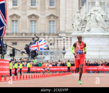 Sir Mo Farah, GBR überquert die Ziellinie auf dem 5. Platz, Virgin Monkey London Marathon 2019, London, UK Stockfoto