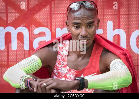 Sir Mo Farah, GBR überquert die Ziellinie auf dem 5. Platz, Virgin Monkey London Marathon 2019, London, UK Stockfoto