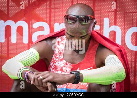 Sir Mo Farah, GBR überquert die Ziellinie auf dem 5. Platz, Virgin Monkey London Marathon 2019, London, UK Stockfoto