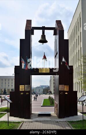 Minsk, Weißrussland - 2. Mai 2016: Gedenkfeier der Glocke von Nagasaki zum Gedenken an die Opfer von Atomkatastrophen auf dem Unabhängigkeitsplatz in Minsk. Eröffnet Stockfoto