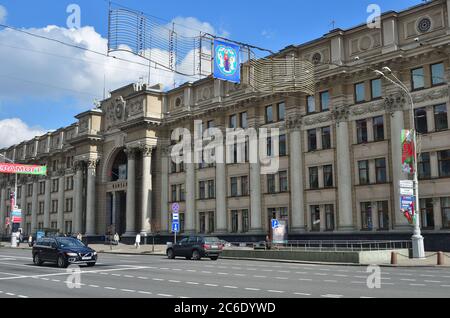 Minsk, Weißrussland - 2. Mai 2016: Gebäude der zentralen Post auf der Avenida Independence. Zentrale Post ist die nationale Post von Belarus ein Stockfoto