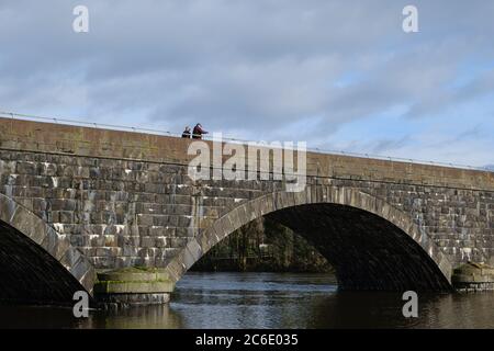 Ein paar Spaziergang über die Brücke über den Fluss Bann in Portglenone in Nordirland Stockfoto