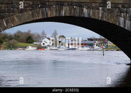 Blick unter der Brücke über den Fluss Bann bei Portglenone in Country Antrim, Nordirland Blick flussabwärts Richtung Portglenone Marina Stockfoto