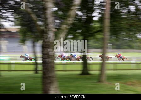 She's so Nice ridled by Ben Curtis (links) gewinnt die britischen Hengstgestüte EBF Maiden-Ständerinnen (Plus 10/GBB Race) am ersten Tag des Moet and Chandon July Festivals auf der Newmarket Racecourse. Stockfoto