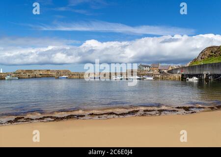 CULLEN BAY STRAND UND STADT MORAY KÜSTE SCHOTTLAND DER SANDSTRAND UND HAFEN VON SEATOWN AN EINEM SONNIGEN JULITAG Stockfoto