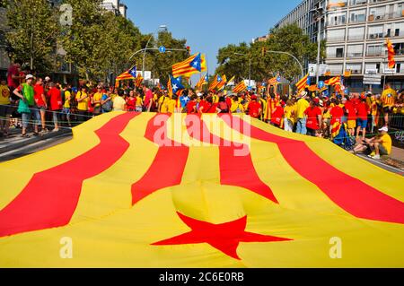 BARCELONA, SPANIEN - 11. SEPTEMBER: 1.8 Millionen Menschen fordern am 11. September 2014 in Barcelon ein Referendum zur Unabhängigkeit Kataloniens Stockfoto