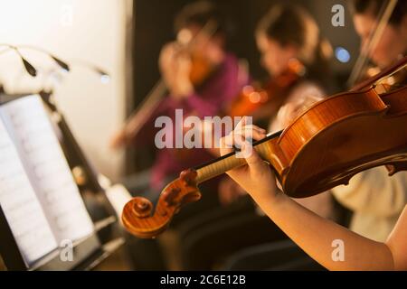 Geiger im Orchester Stockfoto