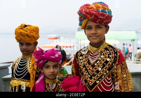 Junge indische Männer in traditionellen bunten Kleidern und Turbanen in der Nähe von Lake Pichola in Udaipur, Rajasthan, Indien gekleidet. Stockfoto