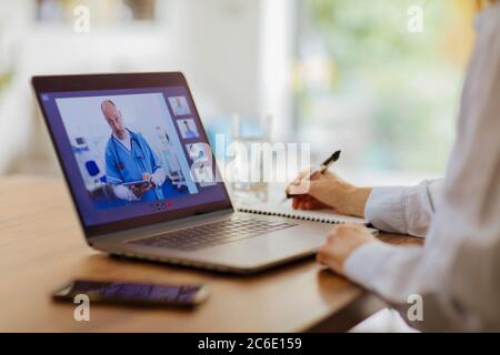 Videokonferenz mit einem Arzt am Laptop Stockfoto