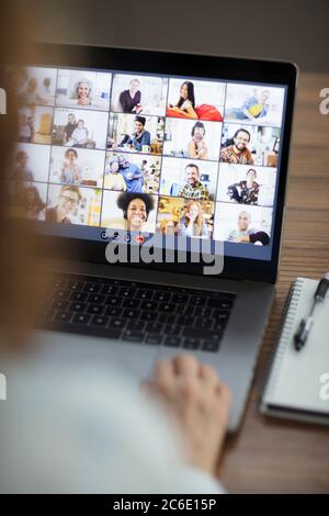 Videokonferenzen für Kollegen auf dem Laptop-Bildschirm Stockfoto