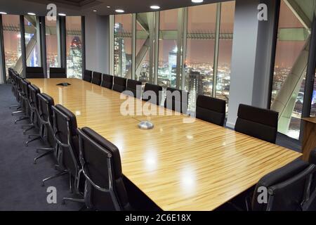 Leerer Konferenzraum mit Blick auf London bei Nacht, London, Großbritannien Stockfoto